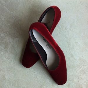 Women’s burgundy velvet pumps